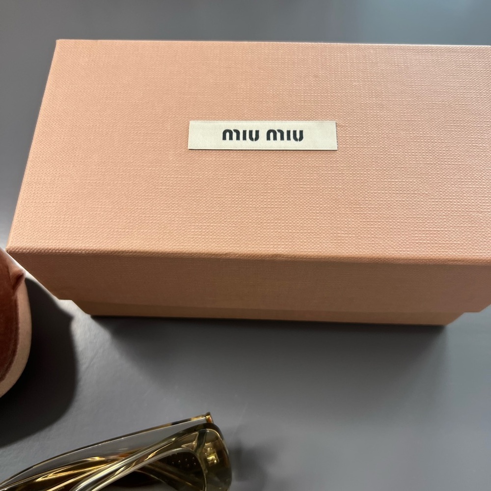Miu Miu08YS, a solid-colored light brown rectangle - Picture 5 of 7